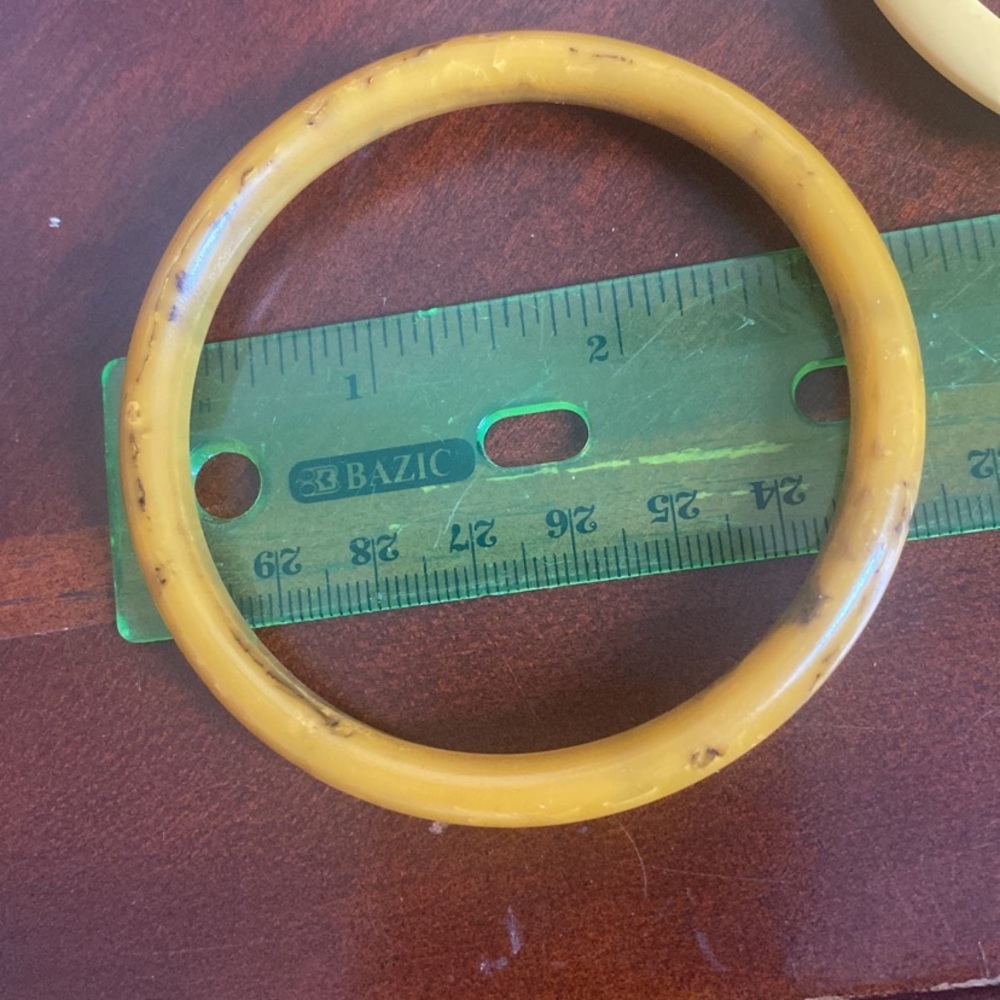 Butterscotch Bakelite bangles - Picture 4 of 4